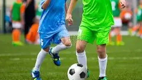 “足球助力民族团结，搭建心连心桥梁”